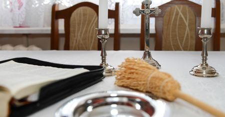 Ksiądz na mszy informuje, kto ile dał po kolędzie. Wyczytuje nazwiska i kwoty