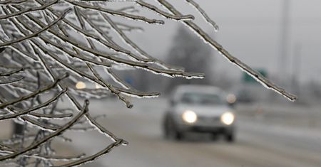 Żółty alert IMGW dla 11 województw. Będzie bardzo ślisko!