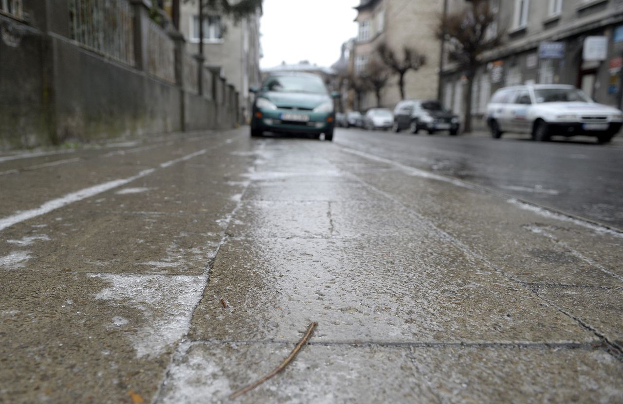 Pogoda. "Szklanka" na drogach. "Auta leżą w rowie co kilka metrów"