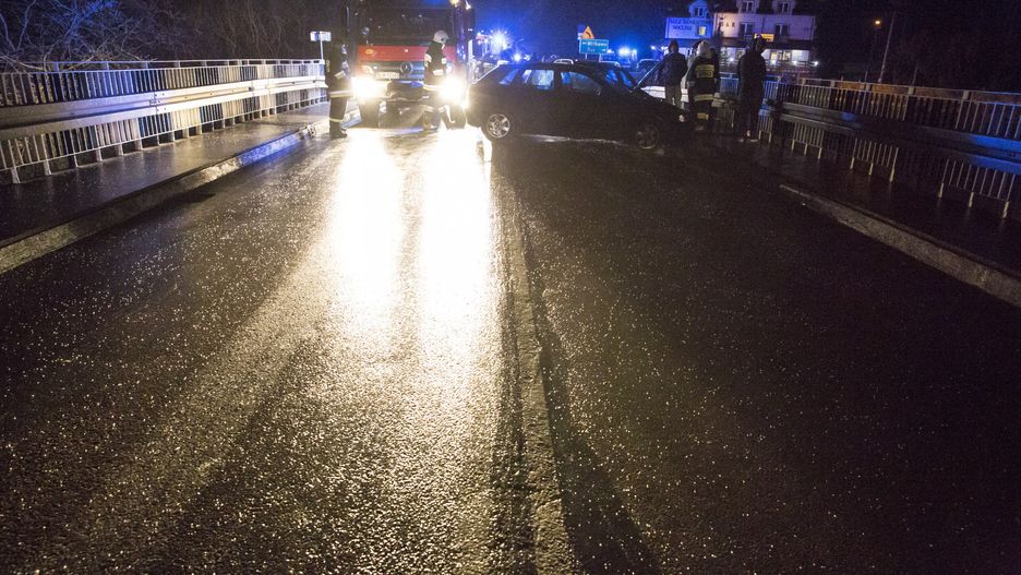 Uwaga na gołoledź! Pod koniec listopada w podobnych warunkach na DK 64 na moście w Wiznie na Podlasiu zderzyło się 6 aut