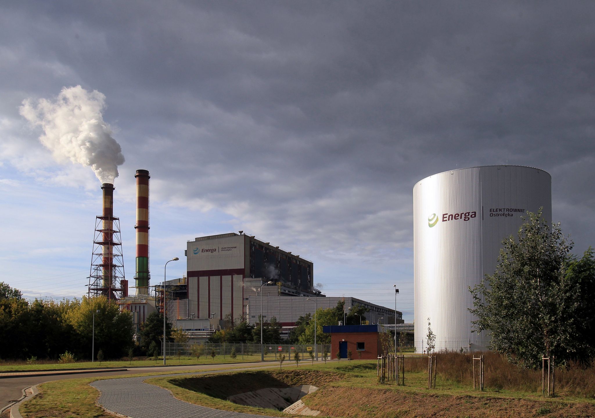 Awaria w elektrowni w Ostrołęce. Wielkie plamy oleju na rzece Narwi.