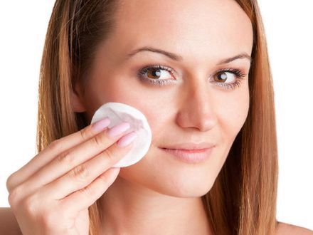 Demakijaż OCM — na czym polega oczyszczanie twarzy olejami?