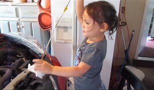 Nie potrafisz wymienić oleju w swoim samochodzie? Weź przykład z tej 3-letniej dziewczynki