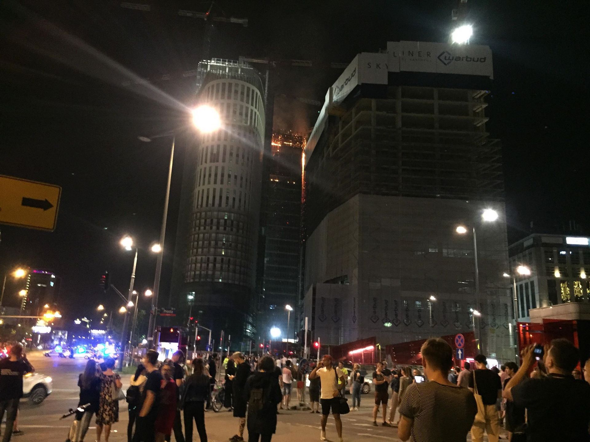 Ludzie obserwowali płonący budynek