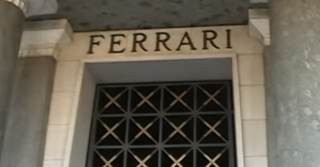 Chcieli ukraść trumnę, w której leży Enzo Ferrari i żądać okupu