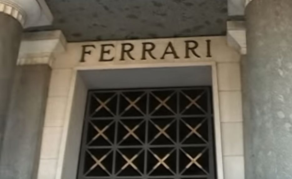 Chcieli ukraść trumnę, w której leży Enzo Ferrari i żądać okupu