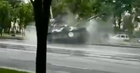 Wpadł czołgiem w poślizg i ściął latarnię