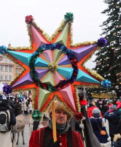 Orszak Trzech Króli wyruszył na ulice Warszawy. To "największe jasełka w Europie"