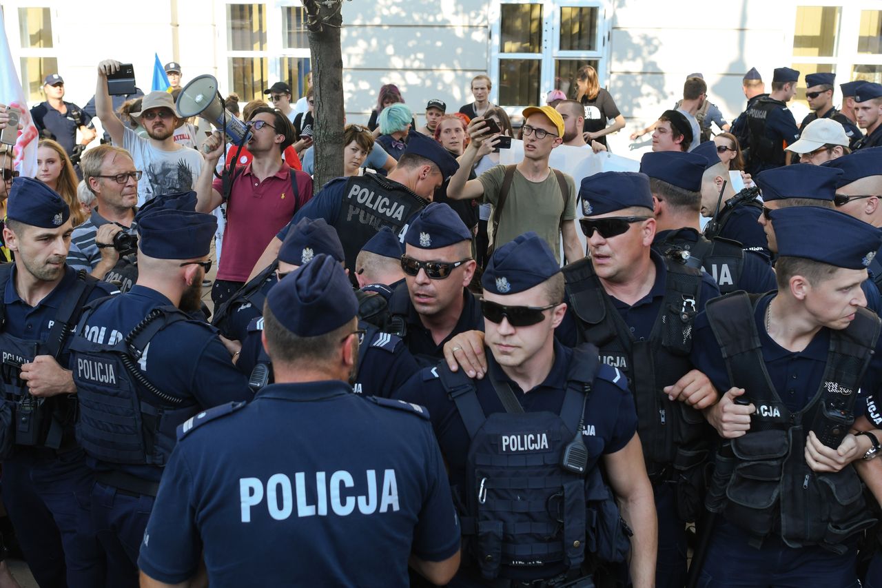 Warszawa. Policjant ochraniał marsz ONR. Zbiera na pomoc prawną.