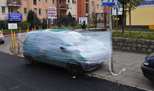 Naklejki "Karny k..." odchodzą do lamusa. Teraz niesfornych kierowców karze się tak