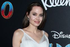 Angelina na ściance z gromadką dzieci. Dawno nie była tak szczęśliwa