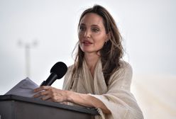 Angelina Jolie pojechała do Kolumbii. Straszy chudymi rękami