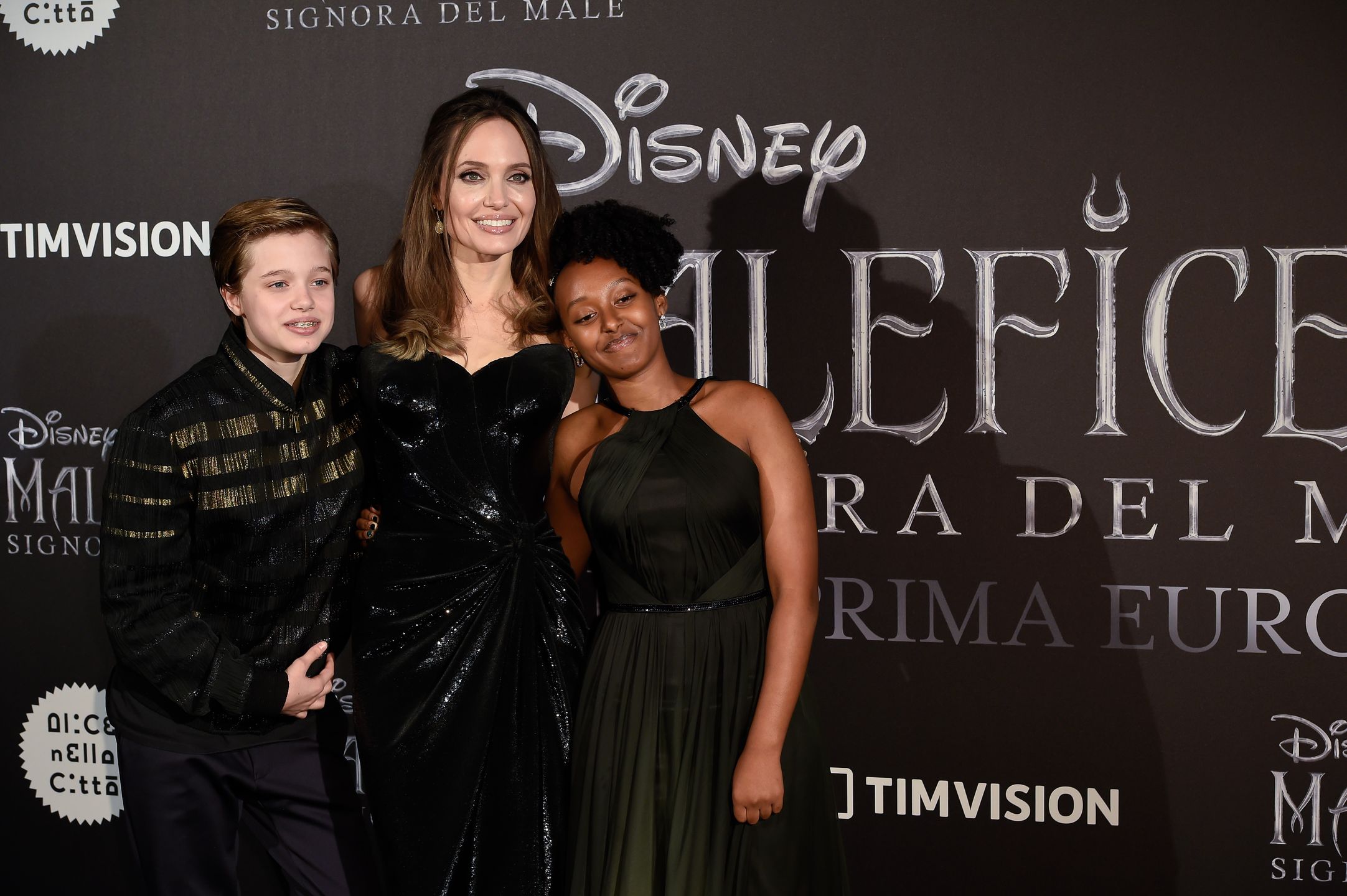 Angelina Jolie z dziećmi na premierze filmu. Jedno z nich bardzo przypomina Brada Pitta 