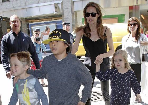 Angelina Jolie chce zaadoptować dziecko z Syrii. Czy to jest powód rozwodu?