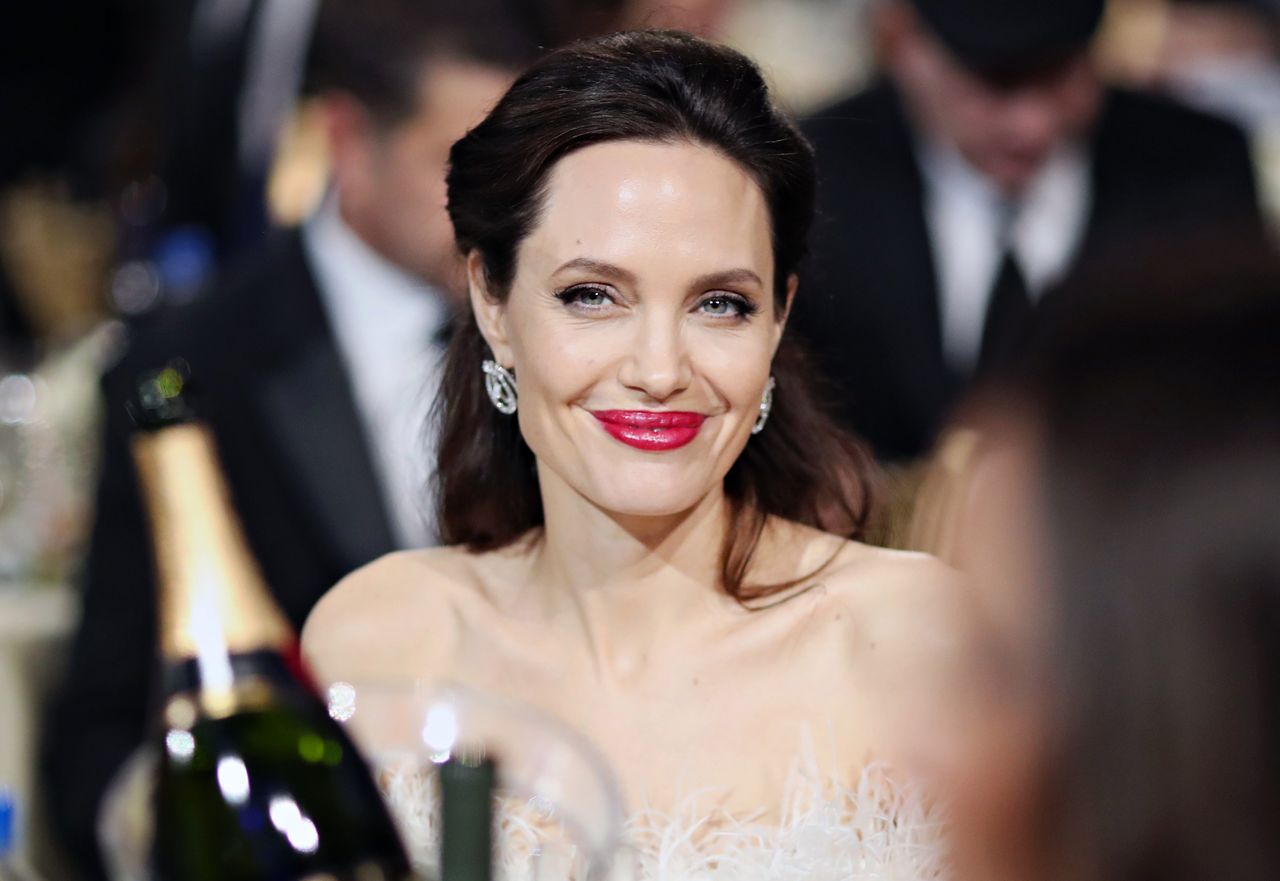 Angelina Jolie stawia na biel i odsłania ramiona. Aktorka niknie w oczach