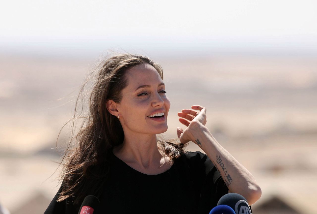 "Dałabym wszystko, aby była teraz przy mnie". Angelina Jolie o przedwcześnie zmarłej matce