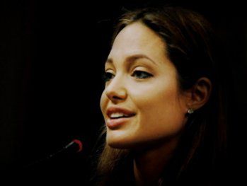 Angelina Jolie: nie romansuję z Bradem Pittem