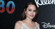 Angelina na ściance z gromadką dzieci. Dawno nie była tak szczęśliwa