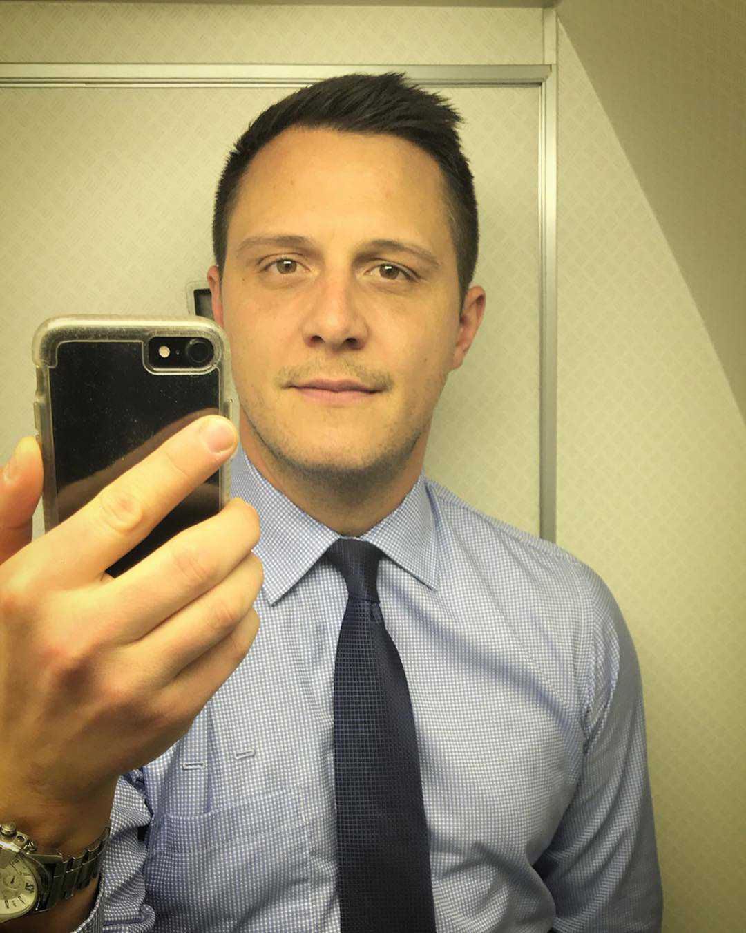 James – członek załogi American Airlines