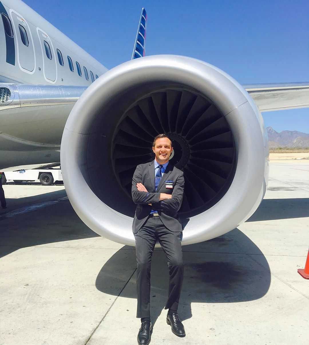 James – członek załogi American Airlines
