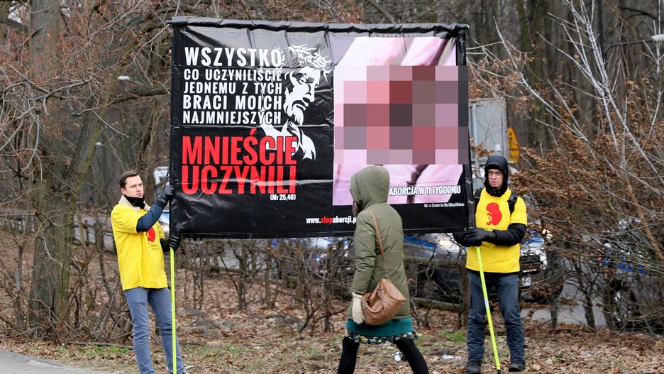 Protestujący zorganizowali pikietę "Stop Aborcji" Fundacji Pro Prawo do Życia, przed wjazdem na teren parafii 