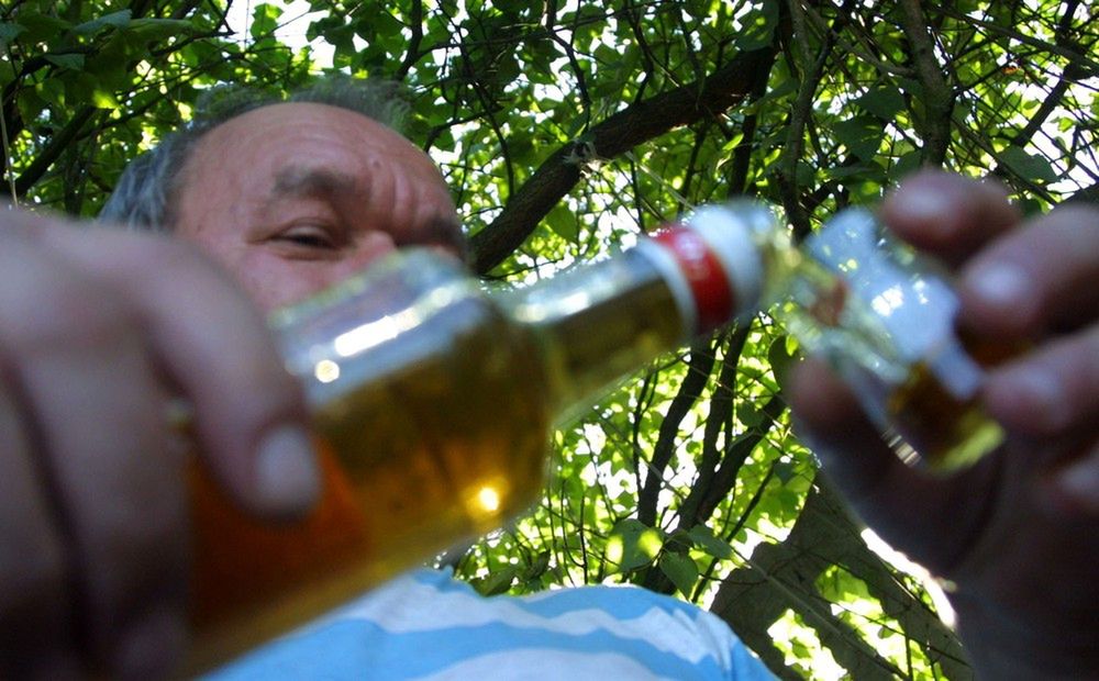Alkoholik wali gorzałę 