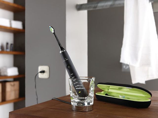 Czarna szczoteczka zadba o biel zębów - Philips Sonicare Black