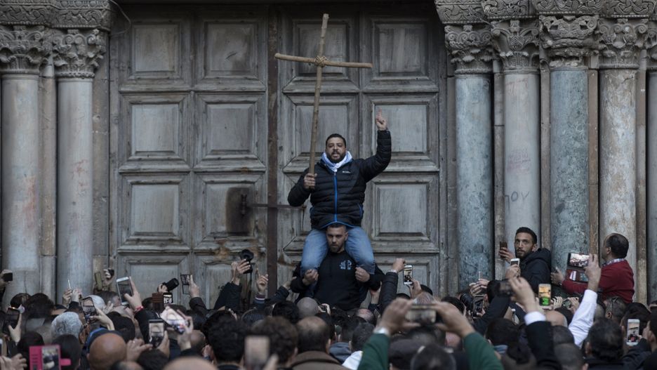Demonstranci przed zamkniętą bramą Bazyliki Grobu w Jerozolimie