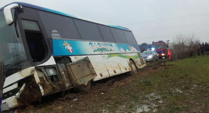 Wypadek autokaru z dziećmi. Kierowca nie żyje