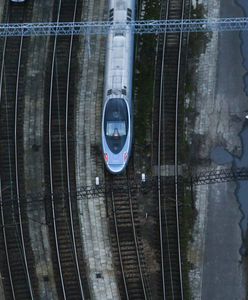 W auto wbił się pociąg. Samochód do kasacji, a pan Józef skarży się tylko na ból nadgarstków