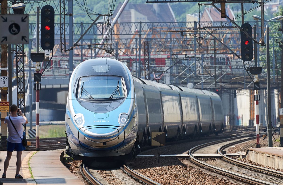 Wypadek w Kołobrzegu. Samochód osobowy zderzył się z pociągiem Pendolino