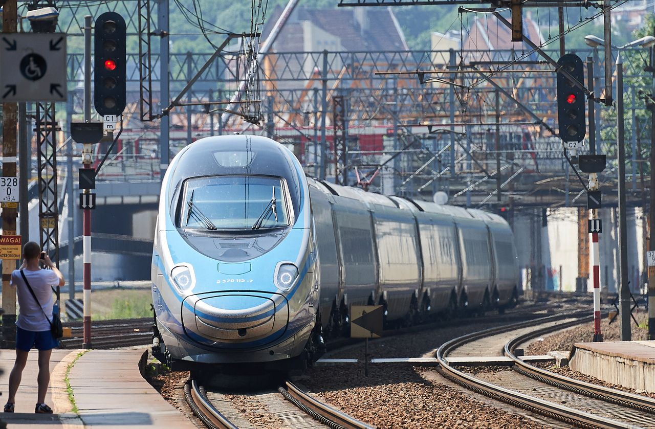 Wypadek w Kołobrzegu. Samochód osobowy zderzył się z pociągiem Pendolino 