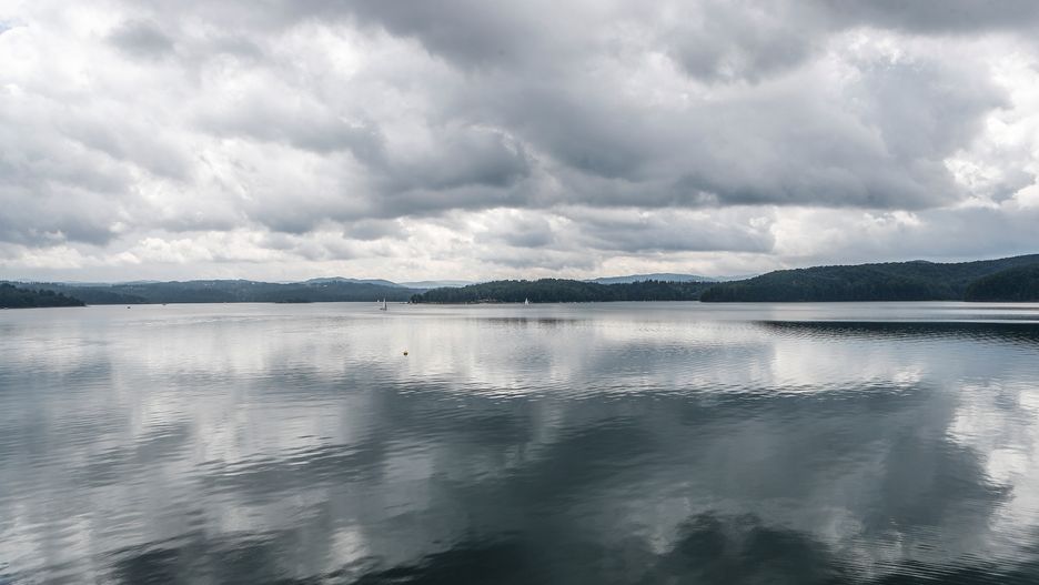 Na Jeziorze Solińskim (woj. podkarpackie) wywróciły się dwie łodzie wiosłowe 