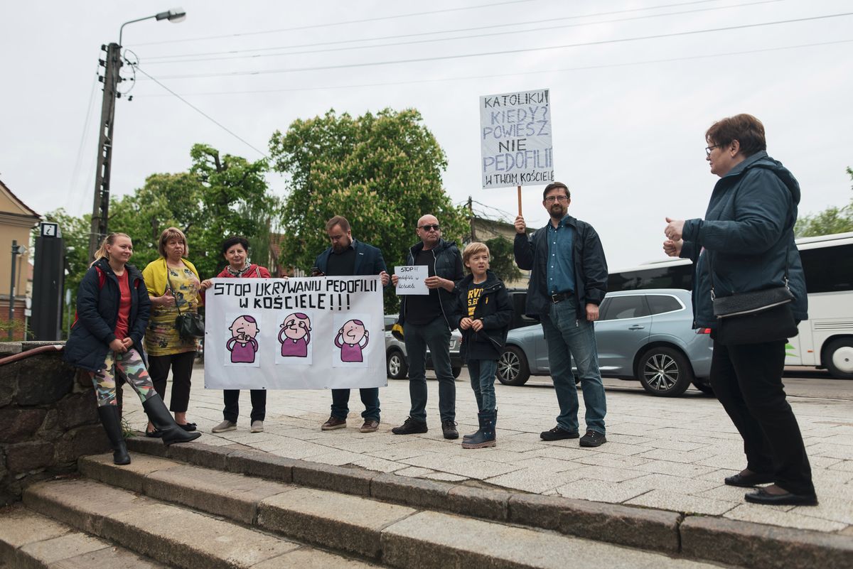 Gdańsk. Protest przeciwko ukrywaniu pedofilii przed katedrą w Gdańsku-Oliwie. Ksiądz wyrwał transparent
