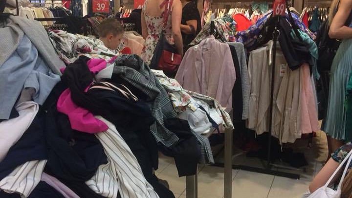 Sterty niepoukładanych ubrań, bałagan i dzikie tłumy w galeriach handlowych