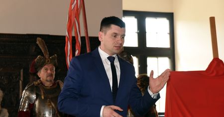 Szef gabinetu politycznego ministra infrastruktury dostał gigantyczną nagrodę. Wyższą niż wielu ministrów