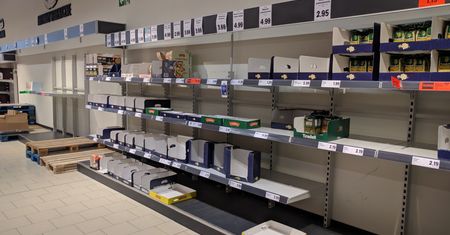 Kolejki po papier i ryż o 6 rano. Nie słuchamy apeli o rozsądne zakupy