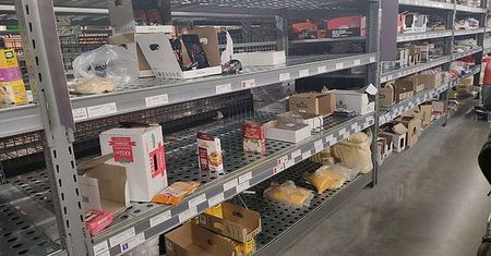 Kronawirus w Polsce. Z półek sklepowych znika spirytus i mydło