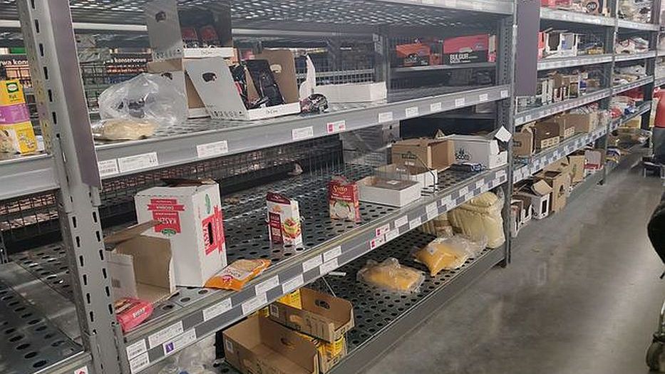 Z półek sklepowych znikały produkty pierwszej potrzeby.