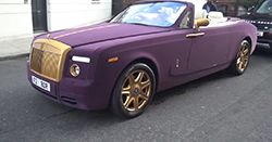 Pluszowy Rolls Royce odwraca głowy w Londynie