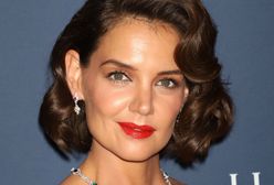 Katie Holmes w jaskrawej czerwieni. To nie był dobry wybór