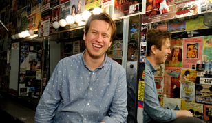 Pete Holmes z serialu HBO "Na wylocie": "Bycie zabawnym jest jak bycie sexy"