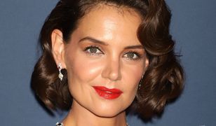 Katie Holmes w jaskrawej czerwieni. To nie był dobry wybór
