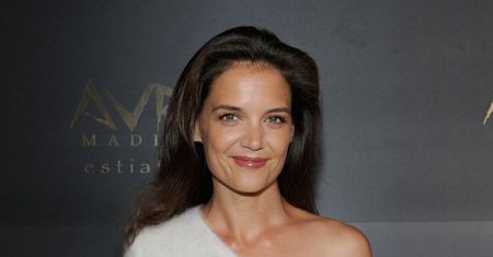 "Jezioro marzeń": Katie Holmes w bieli na czerwonym dywanie