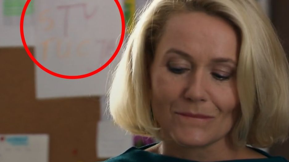 Widzowie dopatrzyli się napisu w gabinecie dyrektorki.
