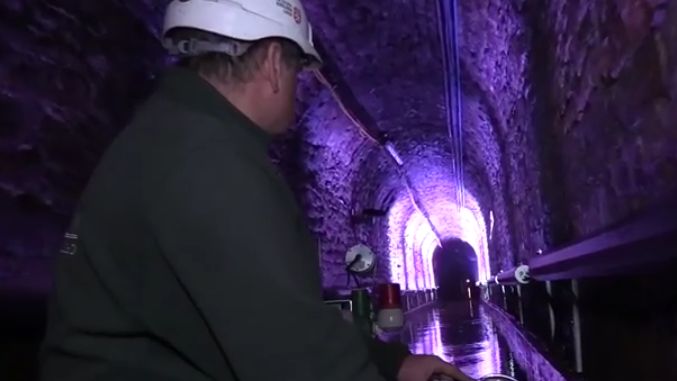 Korytarze skalne mienią się wszystkimi kolorami tęczy.