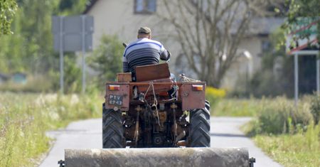 Obornik śmierdzi, traktor hałasuje, owce beczą. Miastowi chcą wykurzyć rolników ze wsi