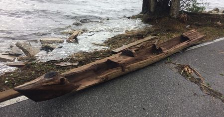 Huragan Irma odsłania tajemnice. Wyrzucił stare czółno na drogę