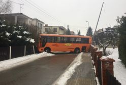 Chojnice. Autobus z dziećmi wbił się między dwa płoty. "Jechaliśmy bardzo wolno"