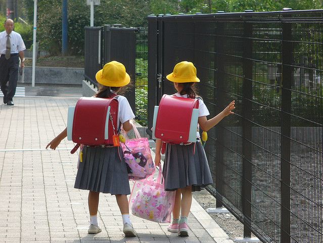 Dziewczynki w drodze do szkoły 